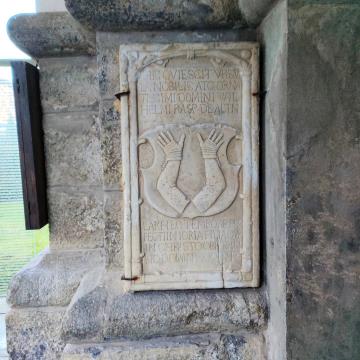 Spominska plošča ob vhodu v cerkev_Foto Heraldica Slovenica